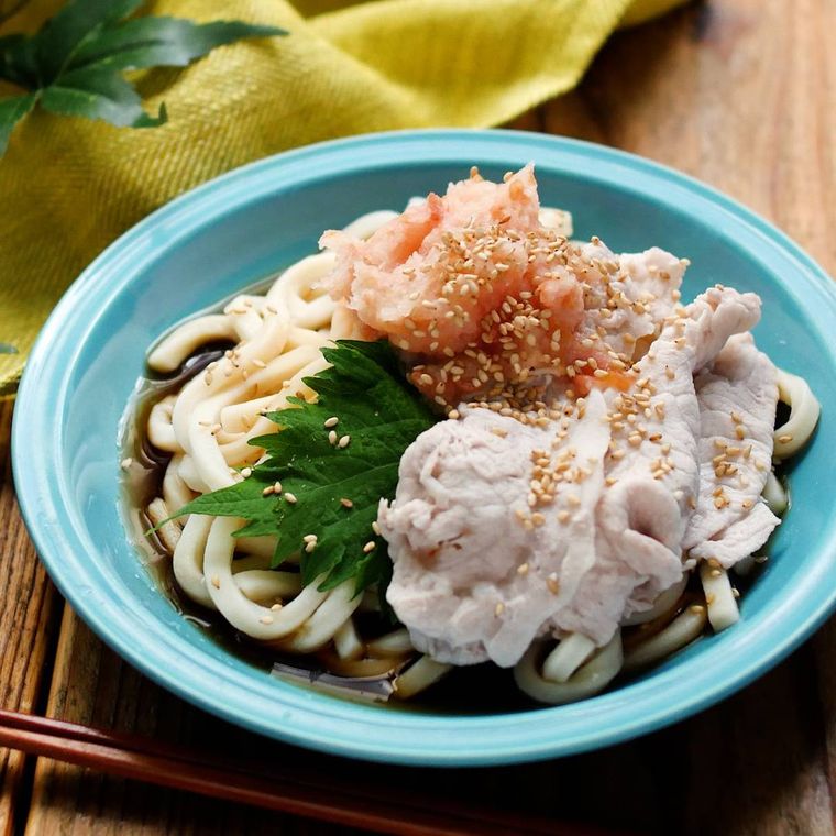 水色の皿に盛られた梅みぞれ冷しゃぶうどん