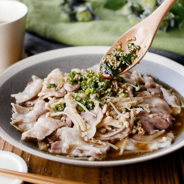 グレーの皿に盛られたえのきと豚肉のレンジ蒸し