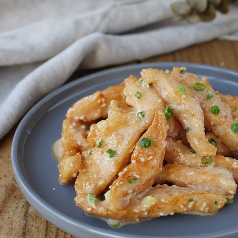 青い皿に盛られたねぎマヨ鶏むねスティック