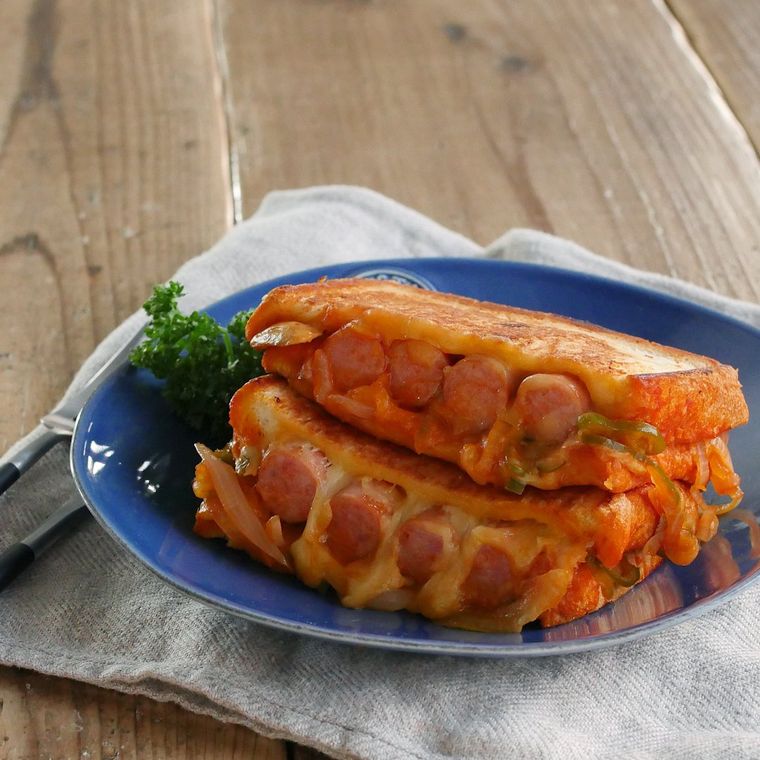 皿に盛られたナポリタンホットサンド