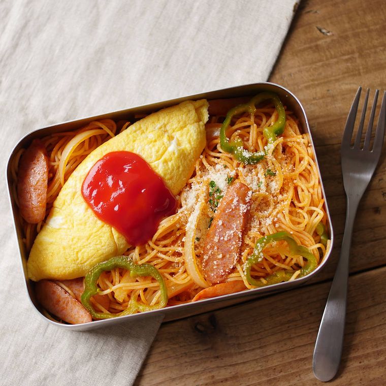 オムレツとナポリタンが入った弁当箱