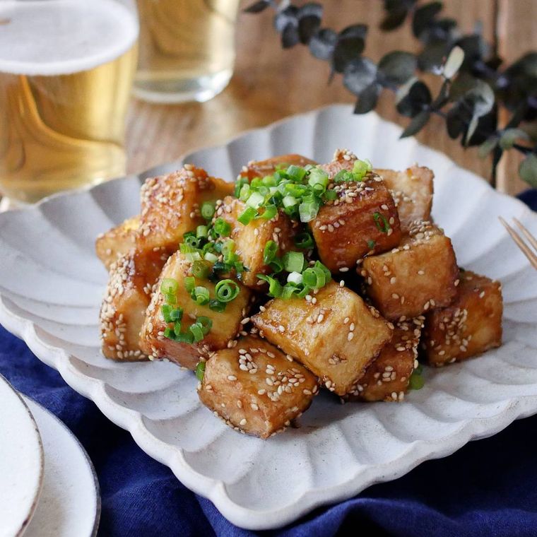 皿に盛られた厚揚げの甘辛にんにくごま照り焼き