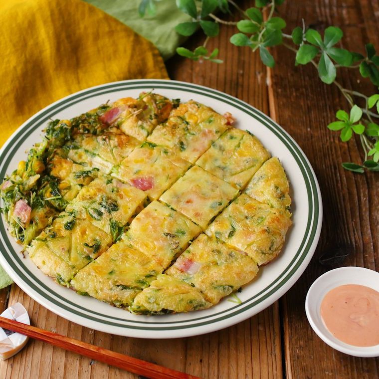 白い皿に盛られた洋風豆苗チヂミ