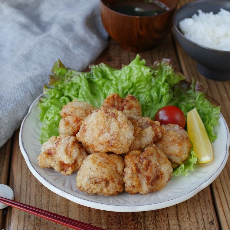 皿に盛られた旨塩レモン唐揚げ