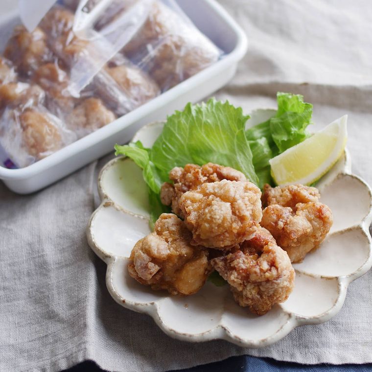 皿に盛られた鶏の唐揚げ