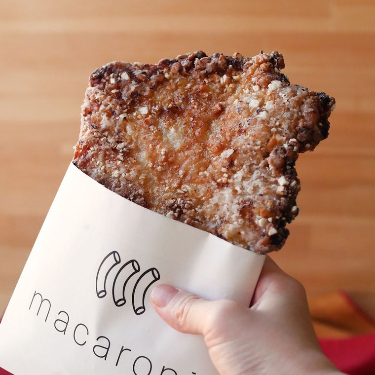 ダージーパイを手で持っている