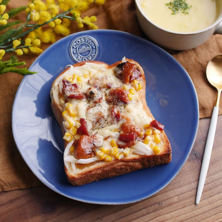 青い皿に盛りつけられたコーンマヨの照り焼きチキントースト