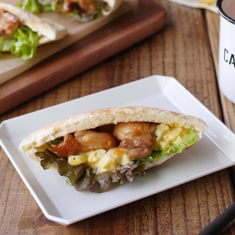 白い角皿に盛りつけられたタルタルソース入りチキンピタパン