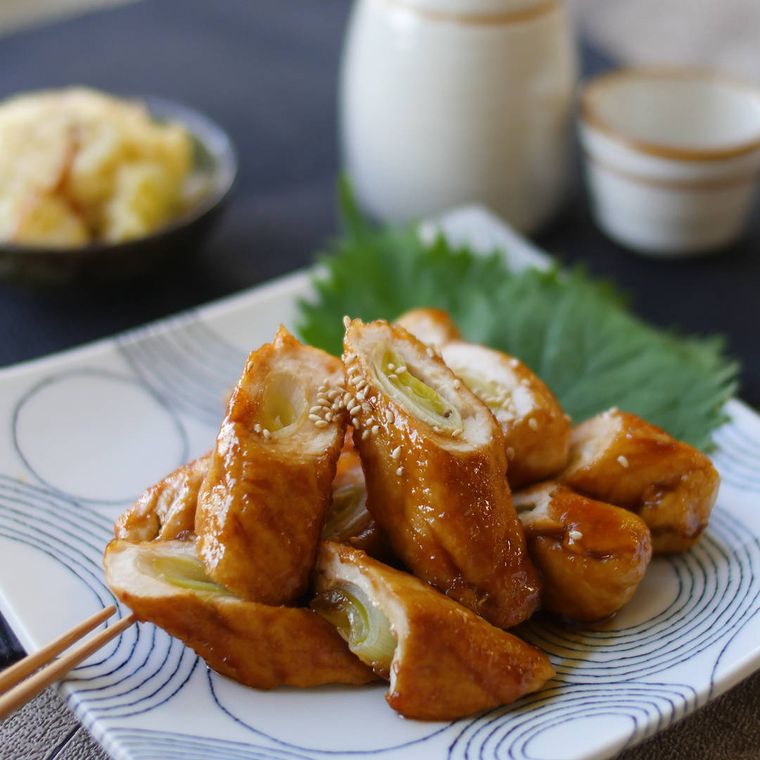 模様入りの角皿に盛りつけられたねぎ巻き鶏ささみの照り焼き