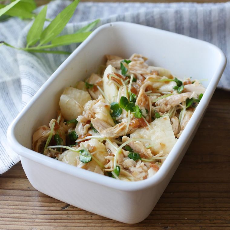 白い保存容器に入っている長いもと鶏ささみの梅ポンだれ