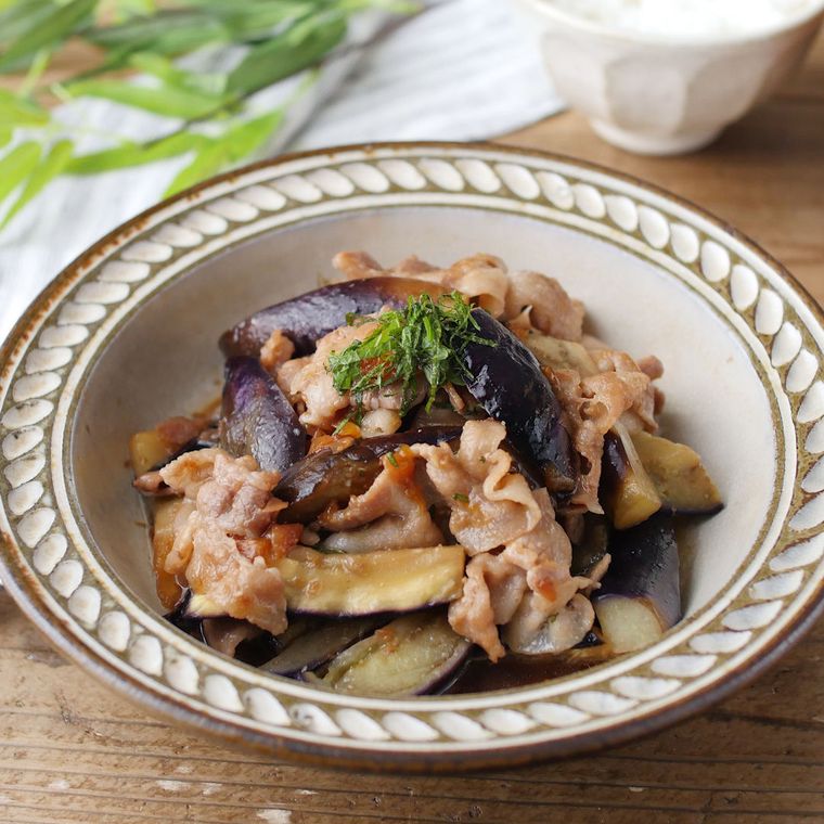 丸皿に盛り付けれられたなすと豚肉の梅ぽん煮