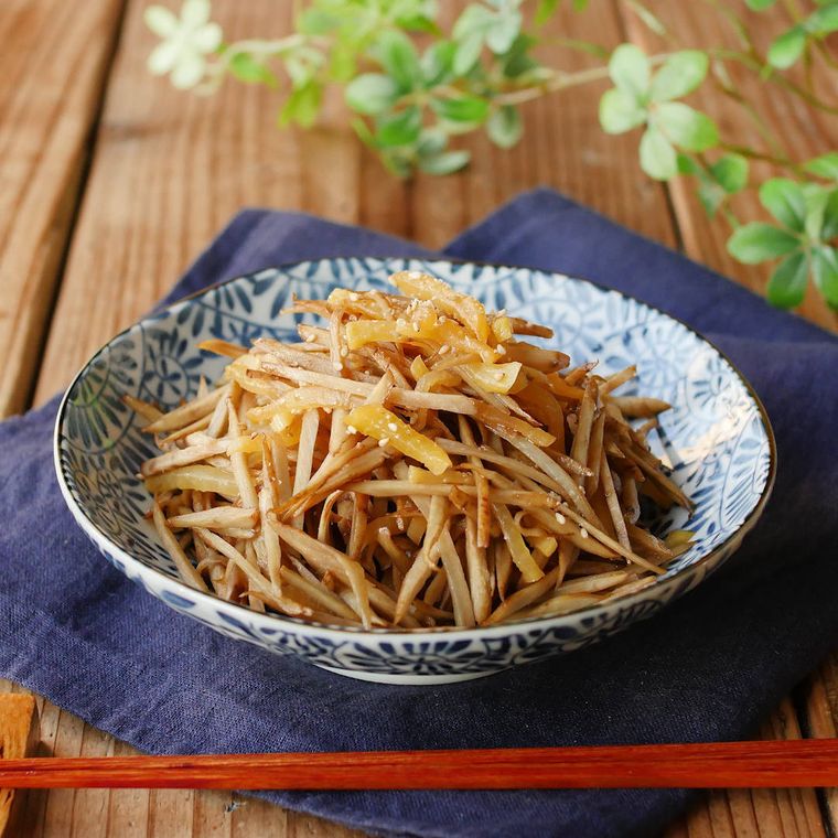 丸皿に盛り付けられたたくあんとごぼうのきんぴら