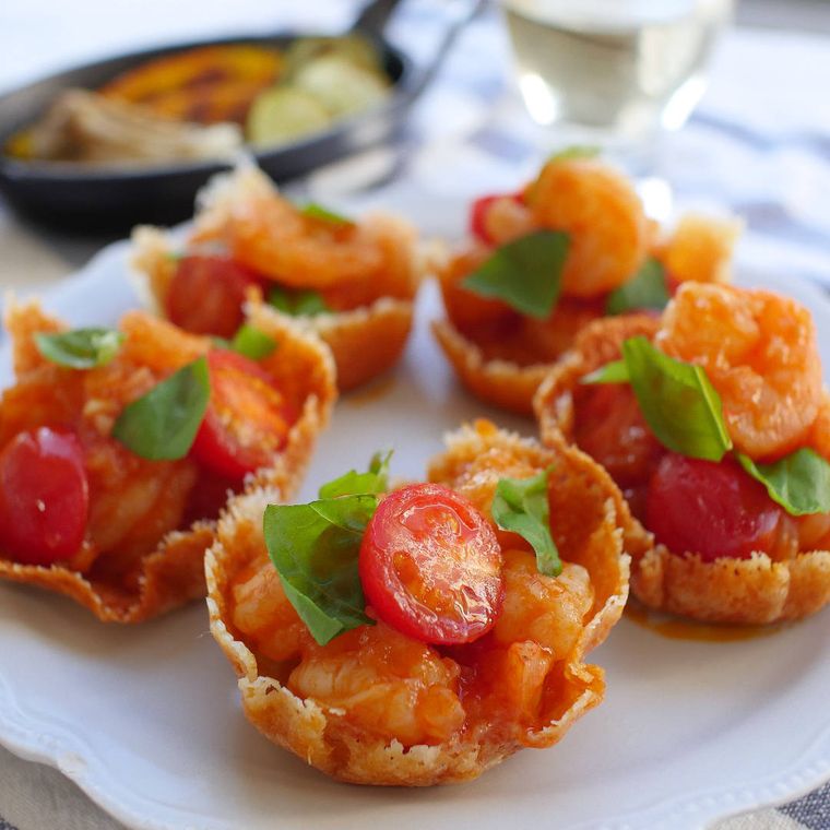 白色の洋皿に盛られたエビチリカップ