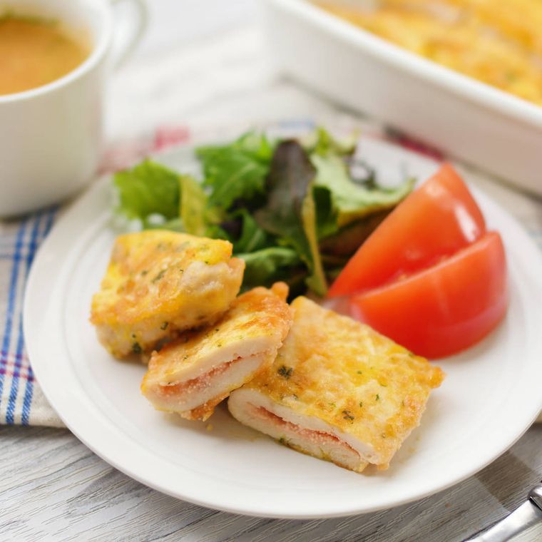 白色の丸皿に盛られた鶏ささみの明太チーズピカタ