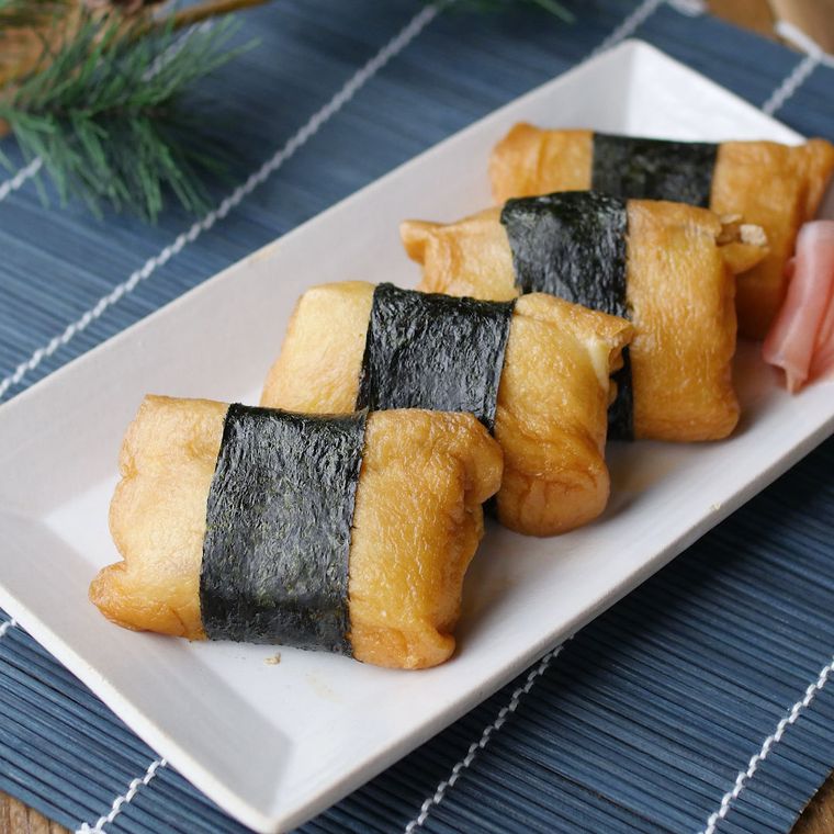 白色の長皿に盛られたチーズいなりもち