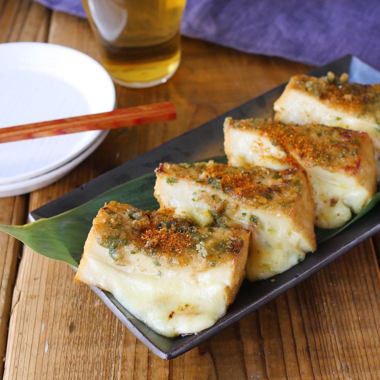 黒色の長皿に並んだ厚揚げの大葉味噌チーズ焼き