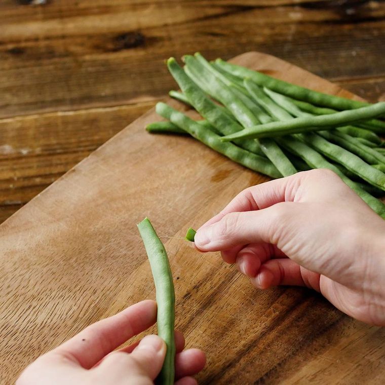 いんげんの筋を処理してる手元