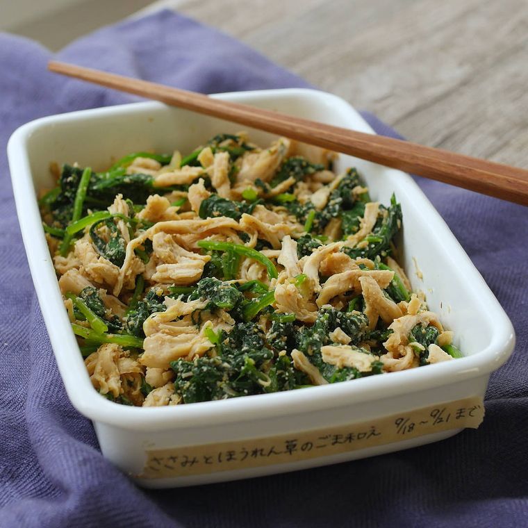 白色の保存容器に入ったささみとほうれん草のごま和え