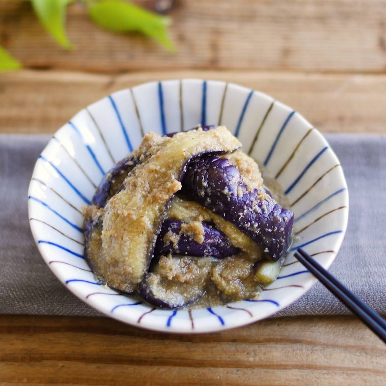 縞模様の器に盛られた蒸しなすのごま和え