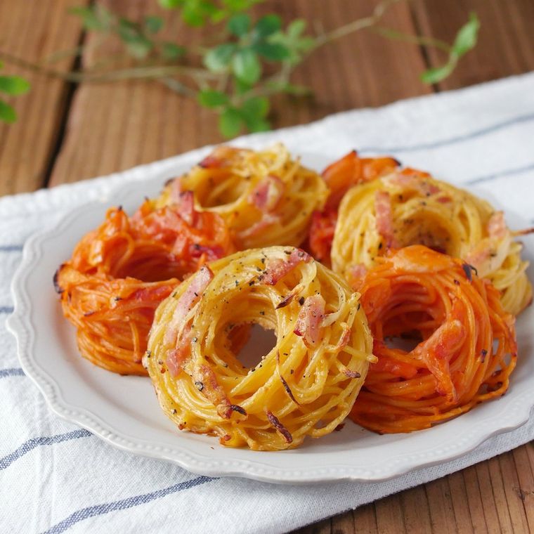 皿に盛られたスパゲッティドーナッツ