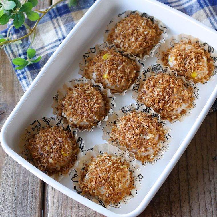 白い保存容器に並べられたカップ入りの揚げないコロッケ