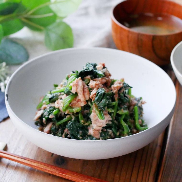 白い深皿に盛りつけられたほうれん草とツナ缶のごま和え