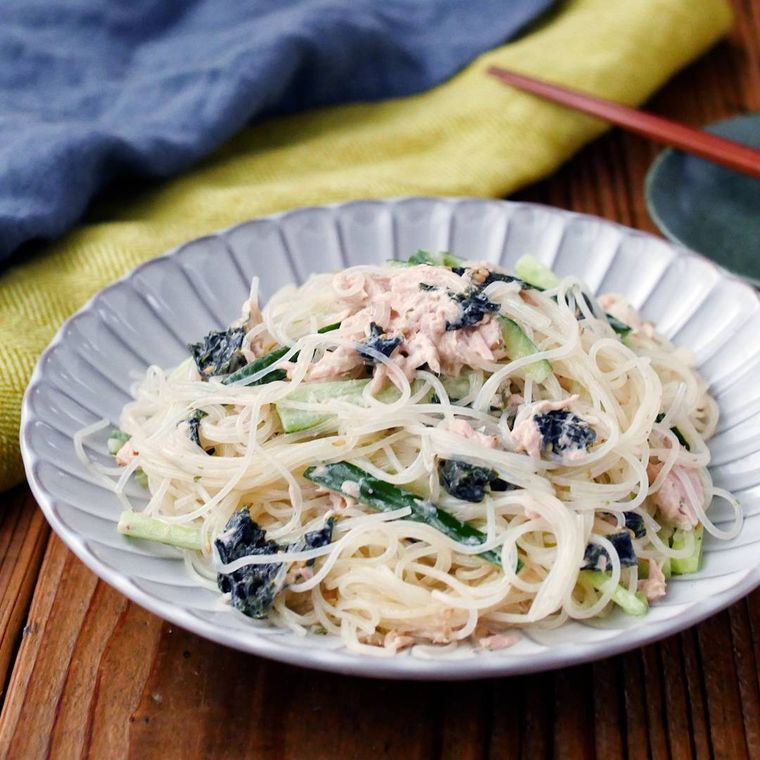 白い皿に盛りつけられたツナ缶ときゅうりの春雨マヨサラダ