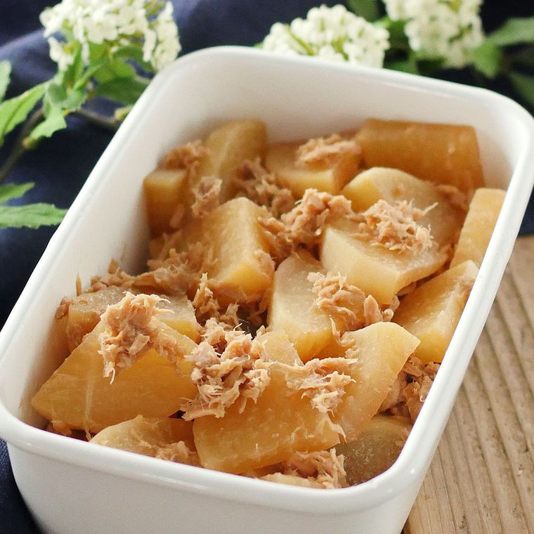 白い保存容器に入っている大根とツナ缶の炒め煮