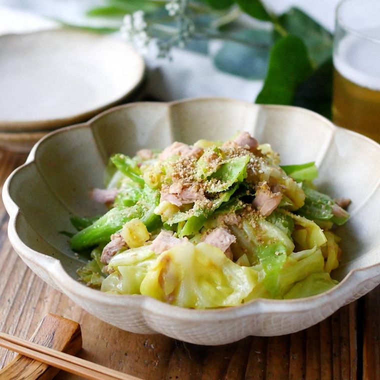 花びら形の深皿に盛りつけられたキャベツとツナ缶のナムル