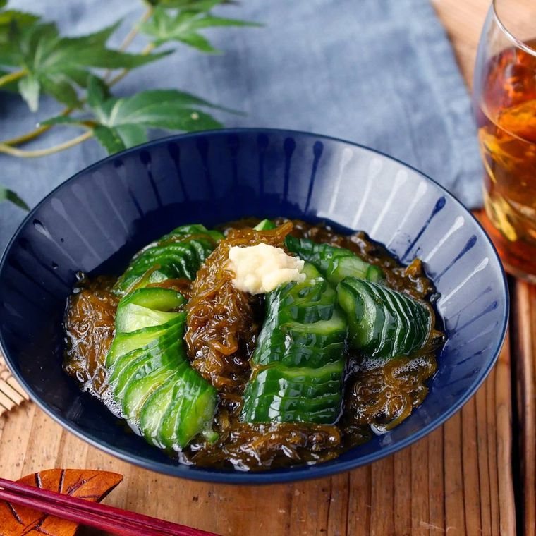 器に盛られたもずくときゅうりの酢の物