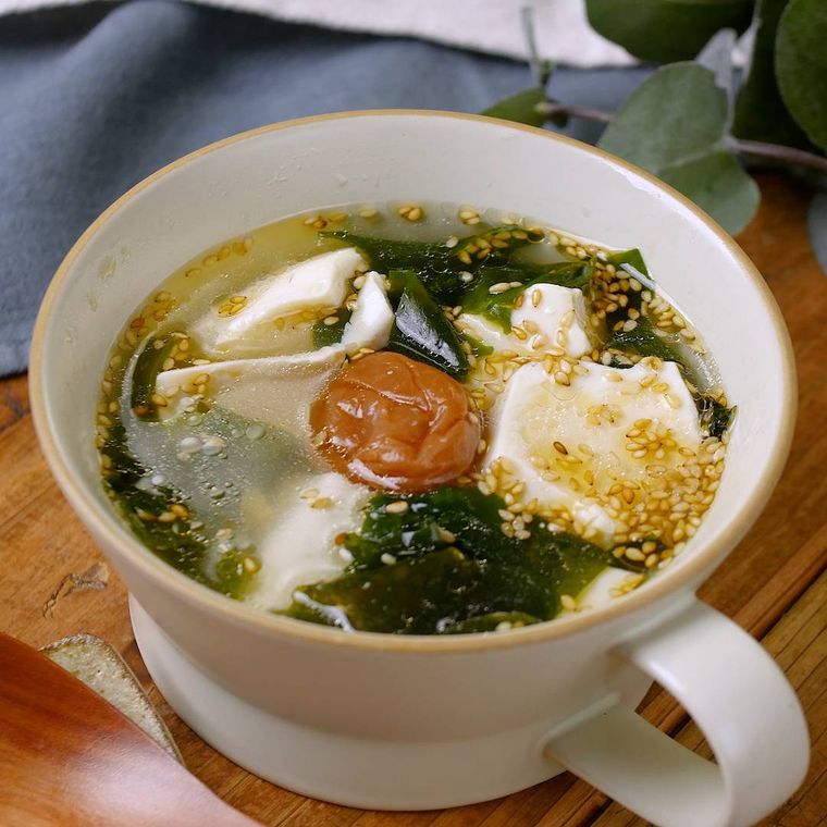 マグカップに入った豆腐とわかめのスープ