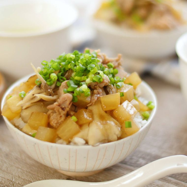 白いお椀に盛りつけられた豚こま肉と大根の丼もの
