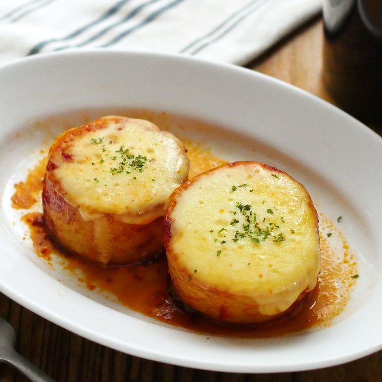 白い長皿に盛りつけられたチーズ大根ステーキ