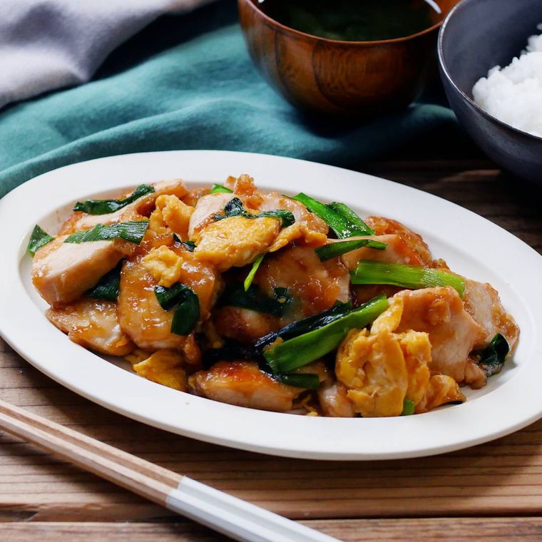 白い皿に盛りつけられた鶏むね肉のニラ玉炒め