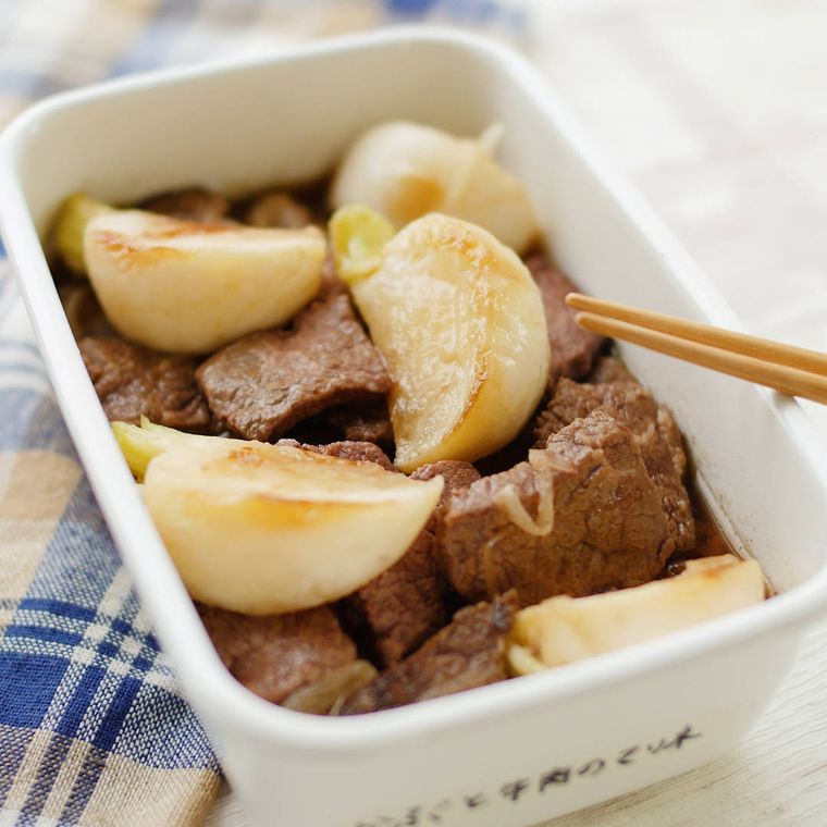 保存容器に入ったかぶと牛肉のマリネ