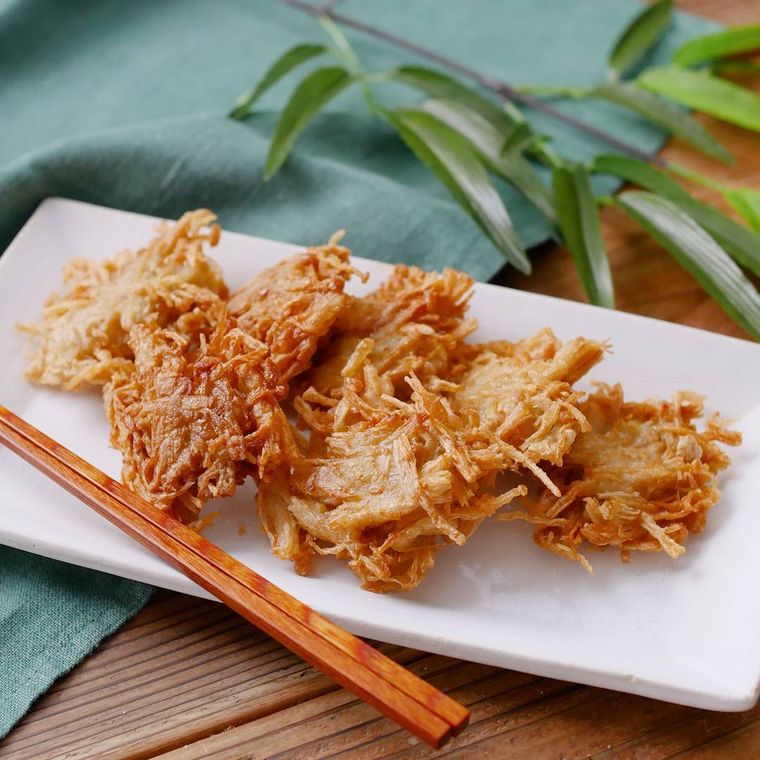 白い長方形の皿にもられているえのきだけのかき揚げ