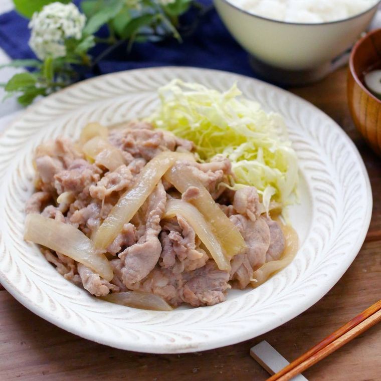 白いリーフ柄の皿に盛られている豚こま肉のしょうが焼き