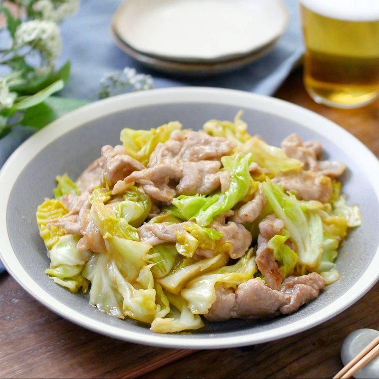 グレーの皿に盛られている豚こま肉とキャベツのみそ炒め
