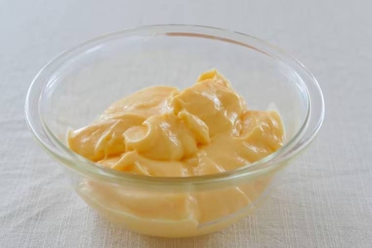 ボウルに入ったカスタードクリーム