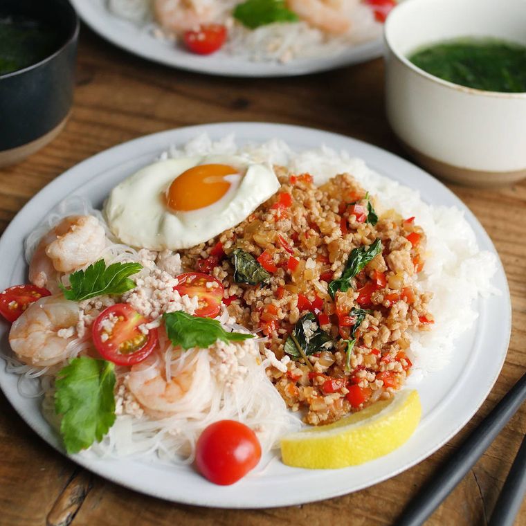 ワンプレートに盛られたガパオ定食と、スープカップに盛られたスープ