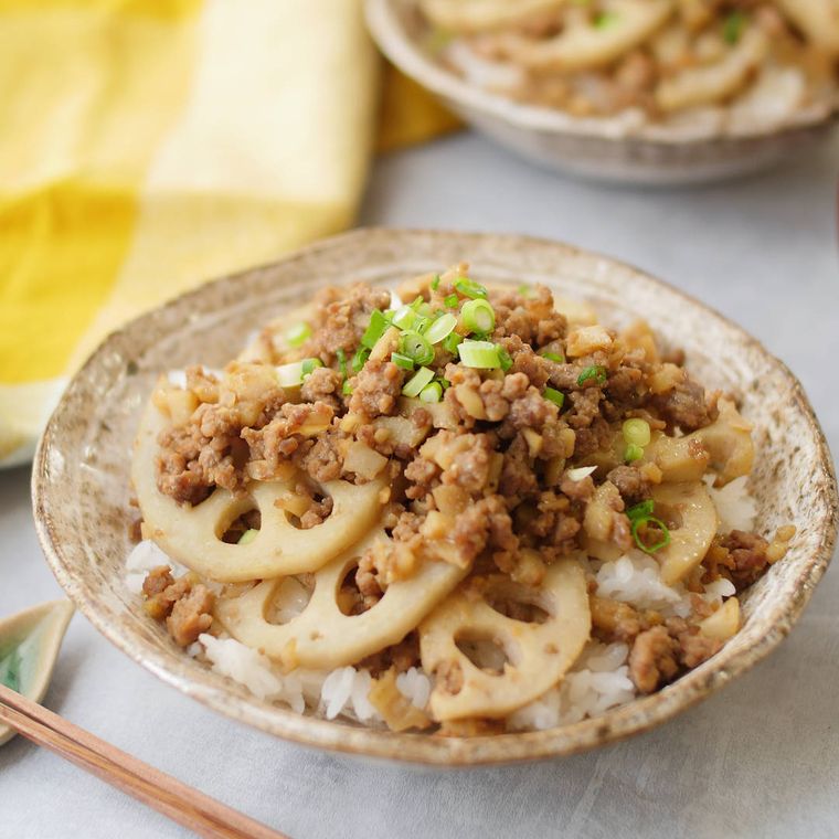 器に盛られたれんこんの甘味噌そぼろ丼