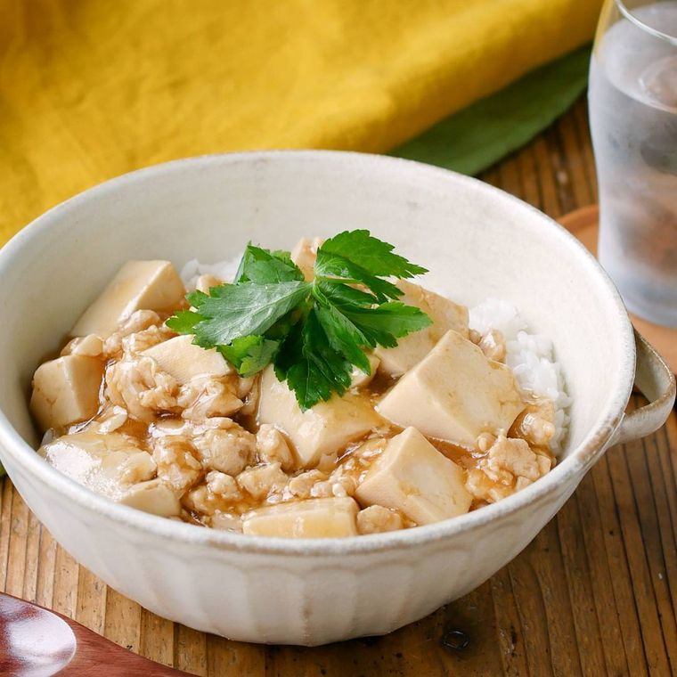 器に盛られた豆腐とひき肉のあんかけ丼