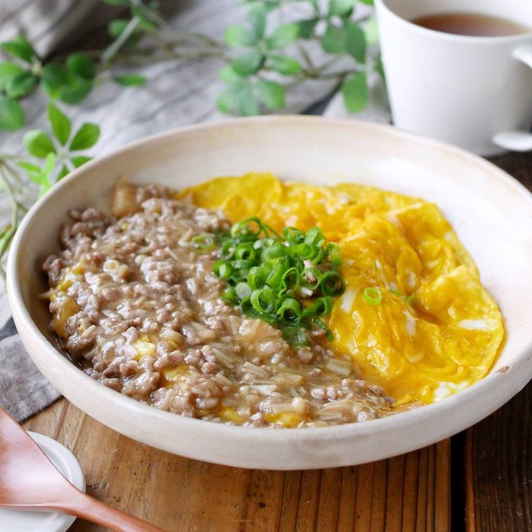 器に盛られたふんわり卵のひき肉あんかけ