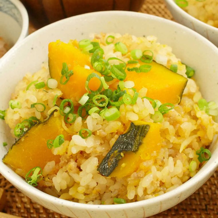 茶碗に盛られたかぼちゃと鶏ひき肉の炊き込みごはん