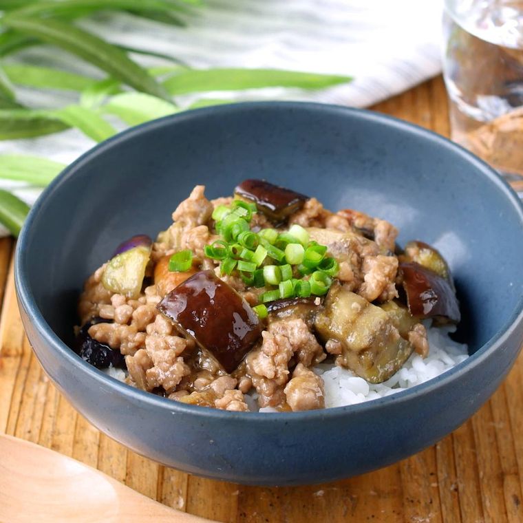 器に盛られたなすとひき肉の甘みそ丼