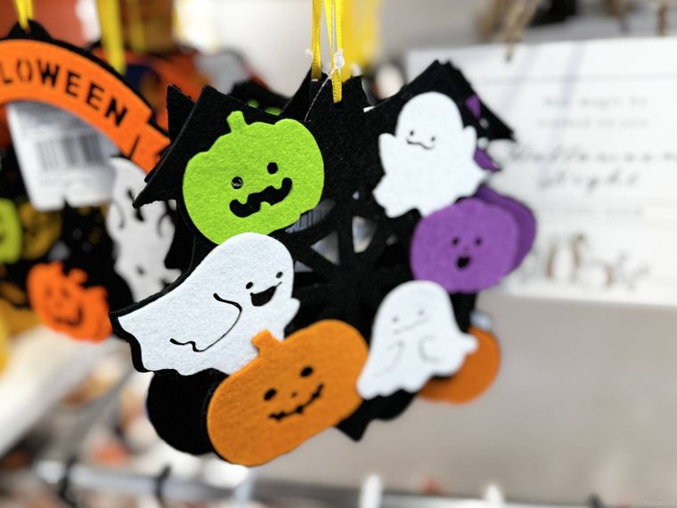店頭に並ぶダイソーハロウィンフェルトオーナメントおばけ
