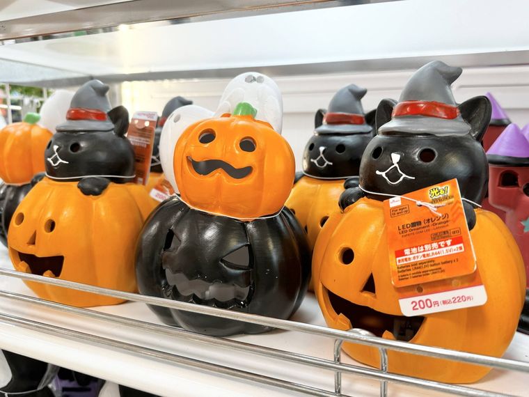 店頭に置かれたダイソーLED置物オレンジ