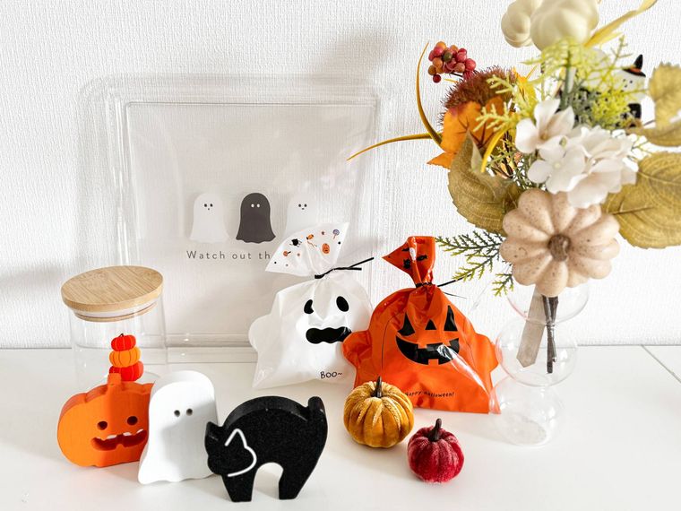テーブルに並べたダイソーのハロウィングッズ