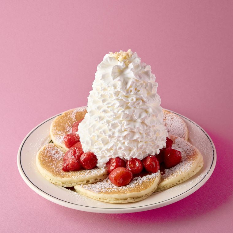いちごとホイップクリームがたっぷりのったパンケーキ