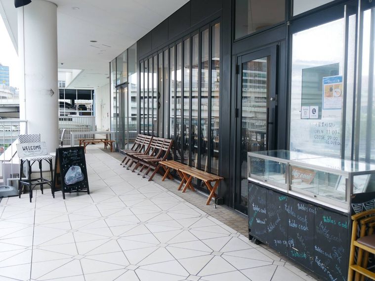 モノトーンのモダンな雰囲気が特徴のカフェの外観